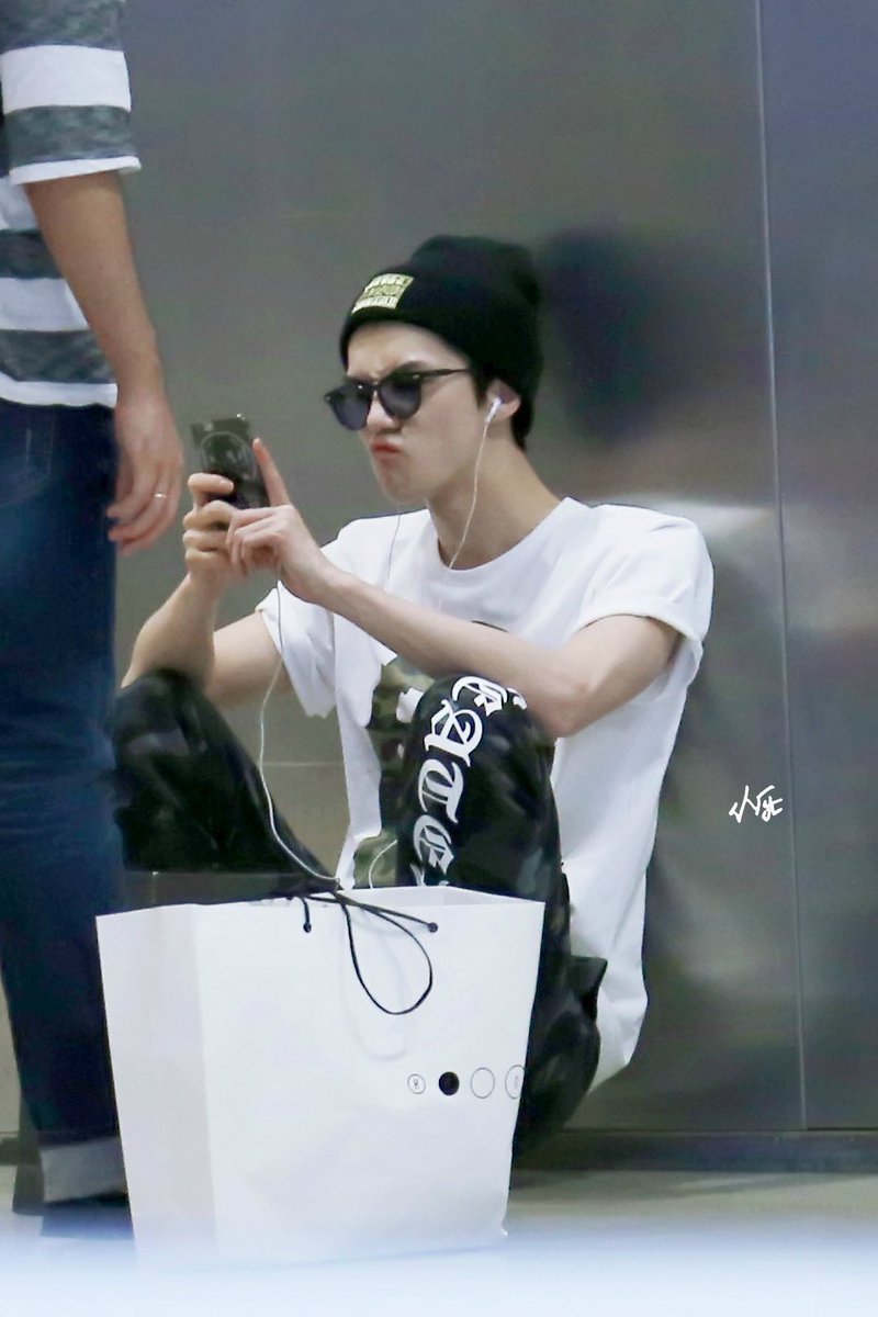 BUBBLETEAHOLIC's tweet photo. #SEHUN เซลฟี่รูปตัวเองหรือเป็นท่านั่งเล่นโทรศัพท์กันแน่ เห็นแล้วอยากดึงปาก 😆 https://t.co/8xNHCvJfJS