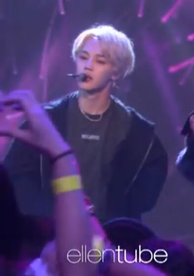 7_mimi71013's tweet photo. 미모 무슨 일이야... angel💕 cute😭 #방탄소년단 #BTS #BTSxDNA #jimin #jungkook #TheEllenShow @BTS_twt @TheEllenShow https://t.co/Ut6cV0iHSl
