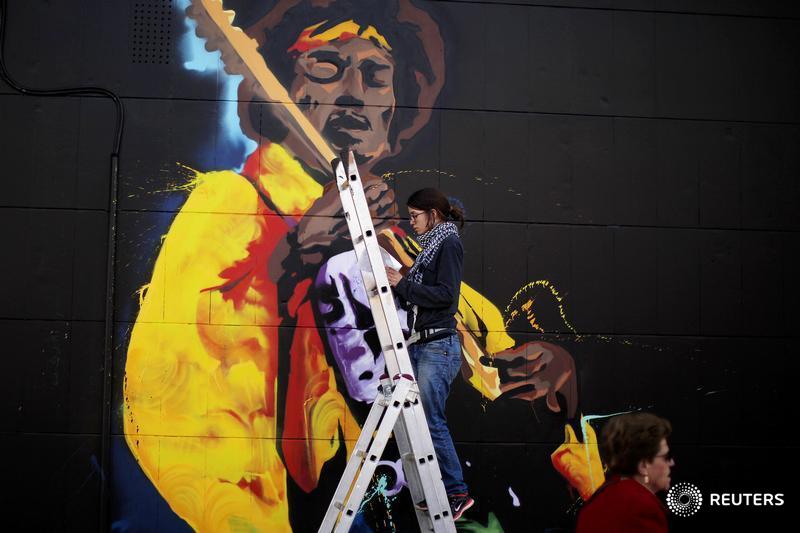 Guitar buffs, take note: guitars used by Hendrix, McCartney, the Boss go up for bid Saturday. http://ow.ly/cDF830gVmpT @Guernseys1 @ReutersMoney