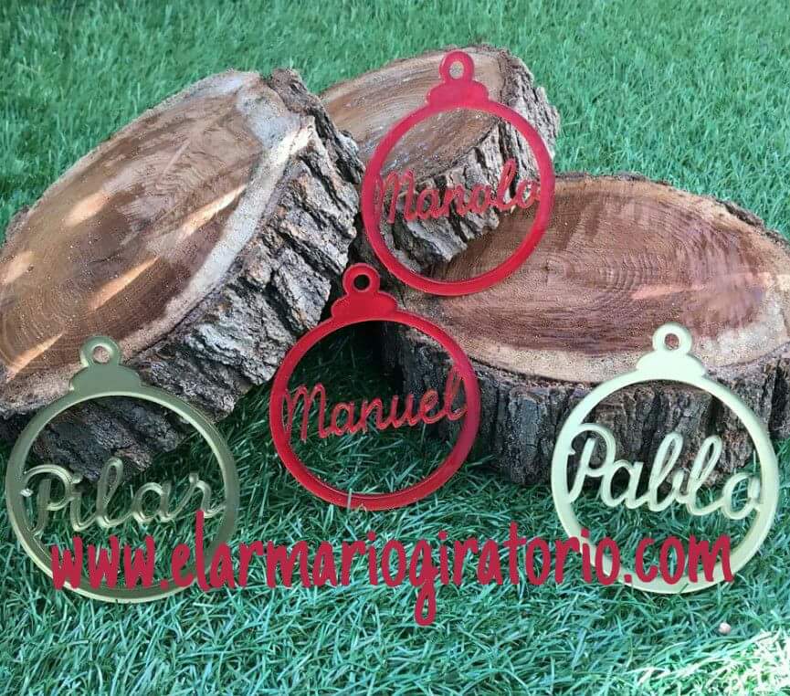 Decora el árbol y personalizalo, son de metácrilato Casi listas porque le falta el último toque, que es ponerle un lacito y meterlas en una cajita muy mona para que cada pack le llegue a la familia en cuestión. Las hacemos también en madera y en bola tradicional.Llega la Navidad!
