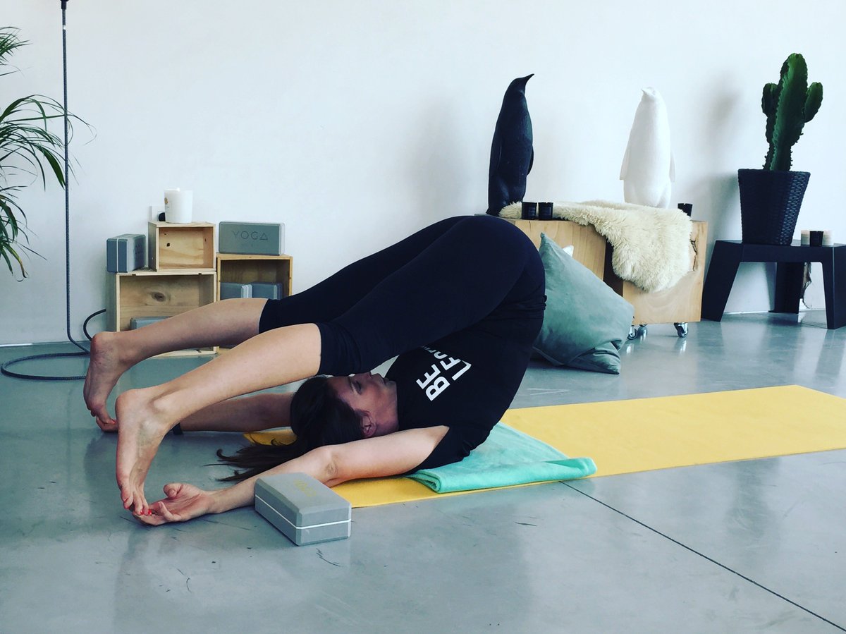 yogametevy's tweet photo. Plooi je even dubbel ;-)
Je zal ervan versteld staan hoeveel deugd zo'n houding kan doen!
#start2yoga #stretch #yogametevy #evygruyaert https://t.co/n9fMzHuDvS