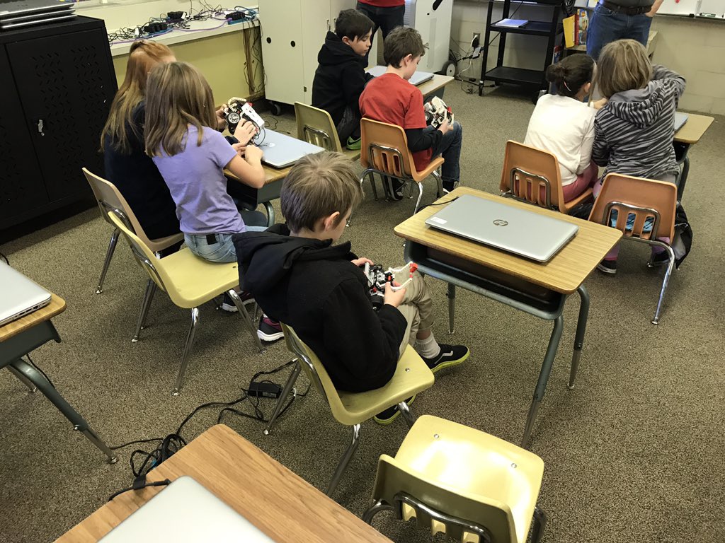 moosetracks1's tweet photo. Learning to program the EV3 Legobots. Thank You to so many sponsors!!! We really appreciate you!! #STEM #FLL #GSDEdTech ##UTAHSTEMBUS #Arcadiaele #ilovemyjob #technology https://t.co/mfgD7NWnJM