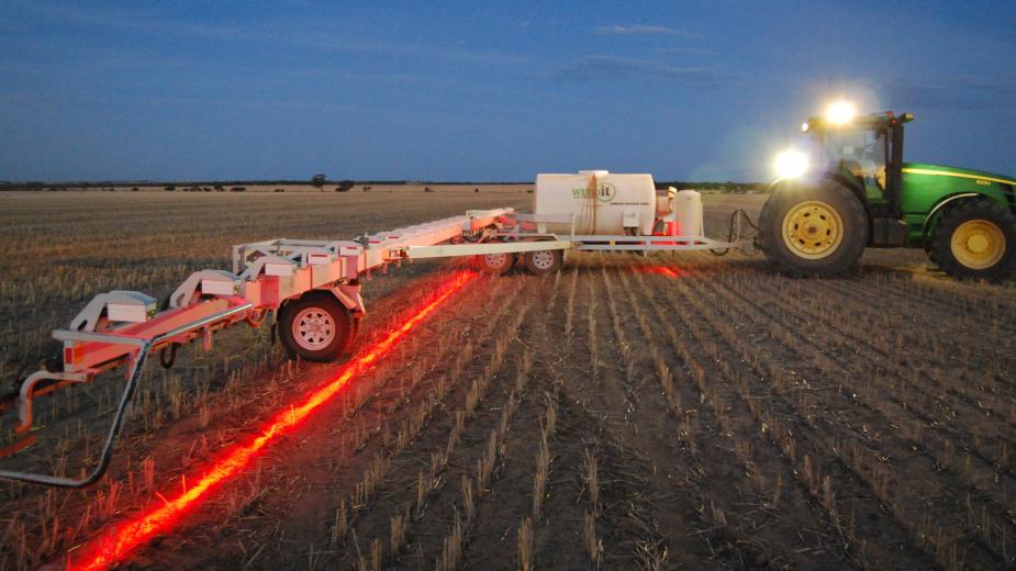 FJAgTech's tweet photo. A new weed technology uses a combination of infrared, sensors and nozzles to detect plants and aim a blast of herbicide at a spot the size of a nickel. 

https://t.co/vAOyV4LqvY https://t.co/g1Qj9dNakC