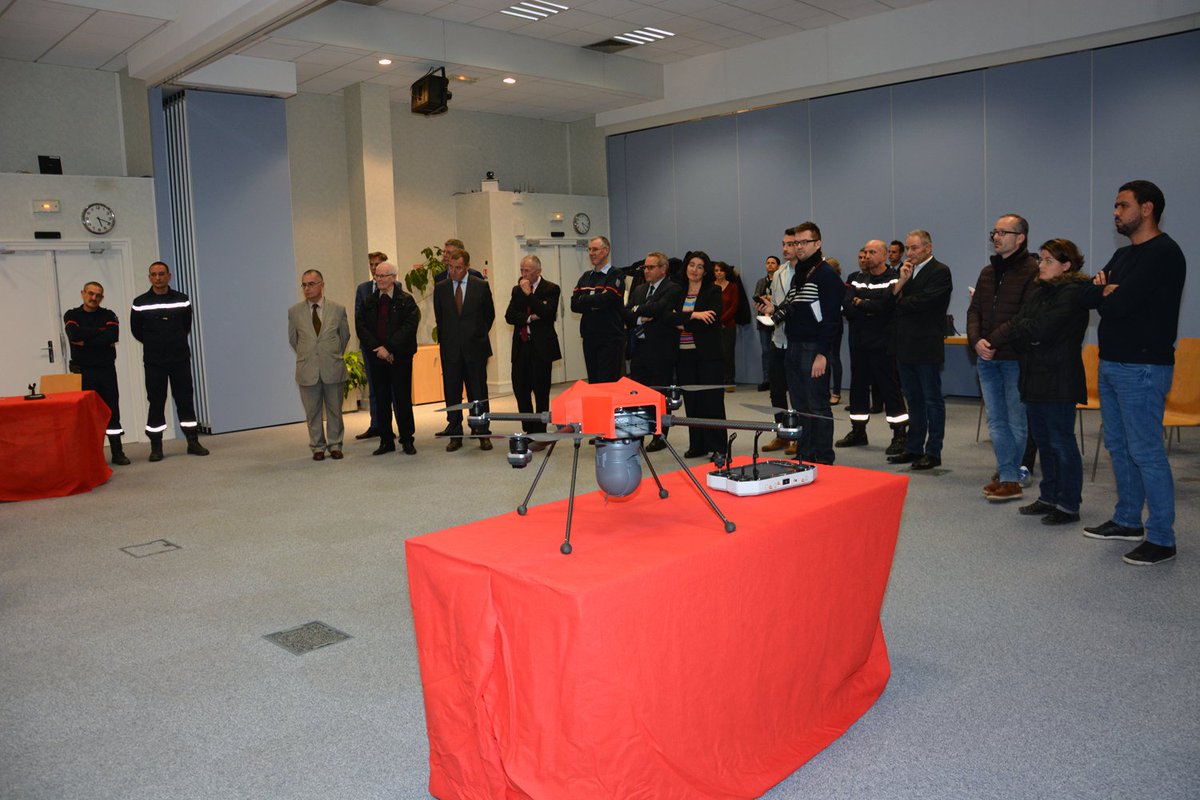 sdis91's tweet photo. ✒️ Signature ce soir de la convention partenariale Drone, en présence de Madame la préfète de l'Essonne et des nombreux partenaires qui ont contribué au financement du projet #Drone #Partenaires #Opérationnel https://t.co/A02ZYTdD6U