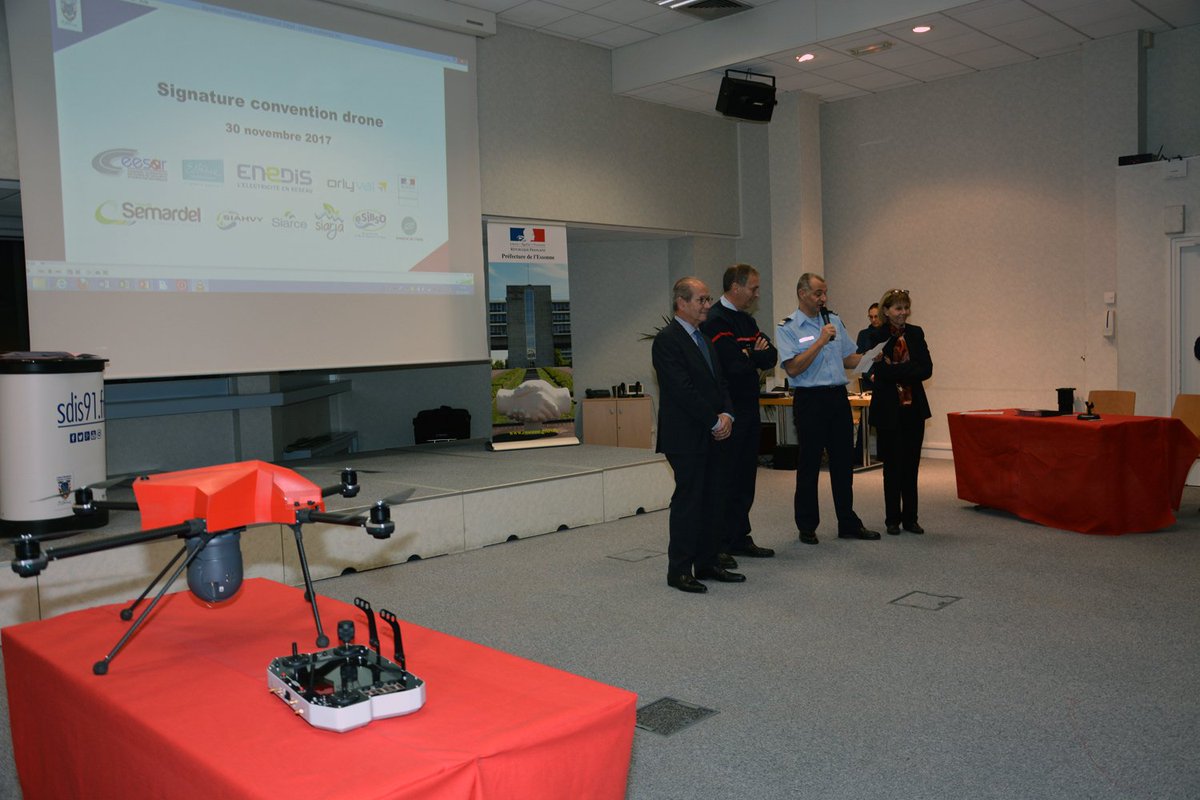 sdis91's tweet photo. ✒️ Signature ce soir de la convention partenariale Drone, en présence de Madame la préfète de l'Essonne et des nombreux partenaires qui ont contribué au financement du projet #Drone #Partenaires #Opérationnel https://t.co/A02ZYTdD6U