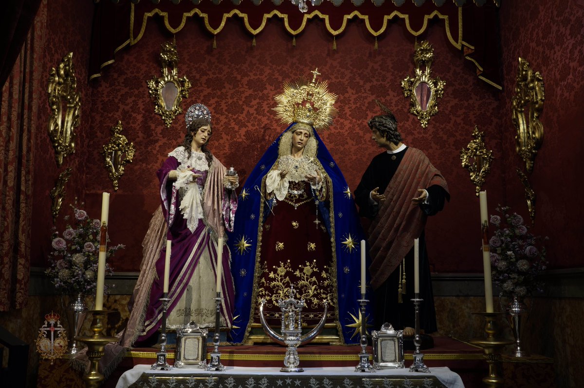 Nuestra Madre y Señora de la Consolación, se presenta ya con manto azul y saya burdeos para el tiempo litúrgico de Adviento y Navidad, junto a San Juan Evangelista y a Santa María Magdalena.