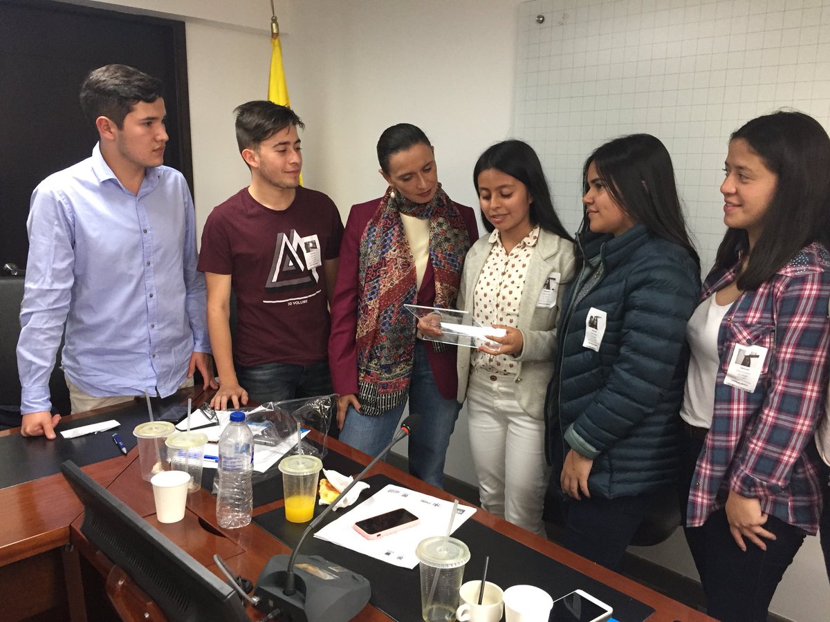 SimonuBogota's tweet photo. El seguimiento a las propuestas generadas por los jóvenes participantes de la Comisión Bogotá de #SimONU2017, será una tarea que aportará a la #Paz desde la educación. Gracias a @integracionbta por su articulación a este proceso pedagógico porque juntos podemos mover el 🌎 https://t.co/HahorHzYiU