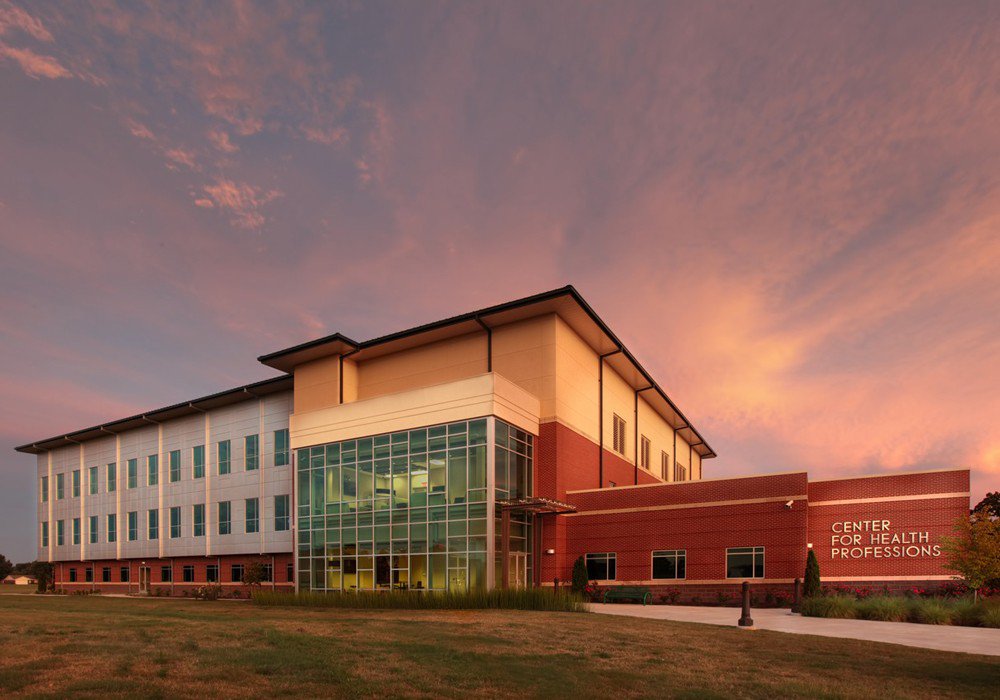 ExpectMoreAR's tweet photo. .@NWACC serves 7000 college credit & 5000 non-credit students. Some transfer to @UArkansas & others to pursue additional degrees, others join the workforce in fields like logistics, environmental science, child advocacy, nursing, CAD, & more #KnowThe22: https://t.co/rfSdO22EgL https://t.co/WEQs7uZl18