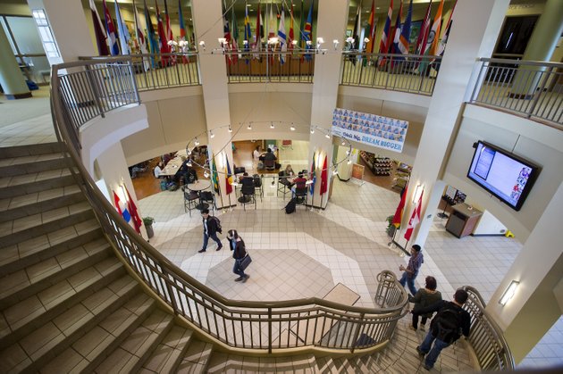 ExpectMoreAR's tweet photo. .@NWACC serves 7000 college credit & 5000 non-credit students. Some transfer to @UArkansas & others to pursue additional degrees, others join the workforce in fields like logistics, environmental science, child advocacy, nursing, CAD, & more #KnowThe22: https://t.co/rfSdO22EgL https://t.co/WEQs7uZl18