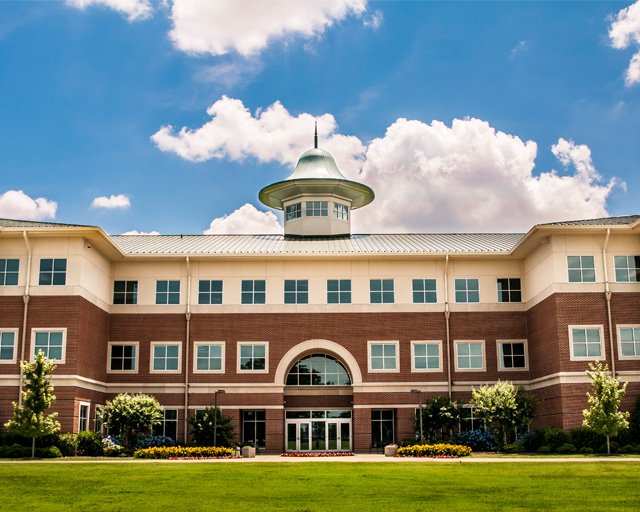 ExpectMoreAR's tweet photo. .@NWACC serves 7000 college credit & 5000 non-credit students. Some transfer to @UArkansas & others to pursue additional degrees, others join the workforce in fields like logistics, environmental science, child advocacy, nursing, CAD, & more #KnowThe22: https://t.co/rfSdO22EgL https://t.co/WEQs7uZl18