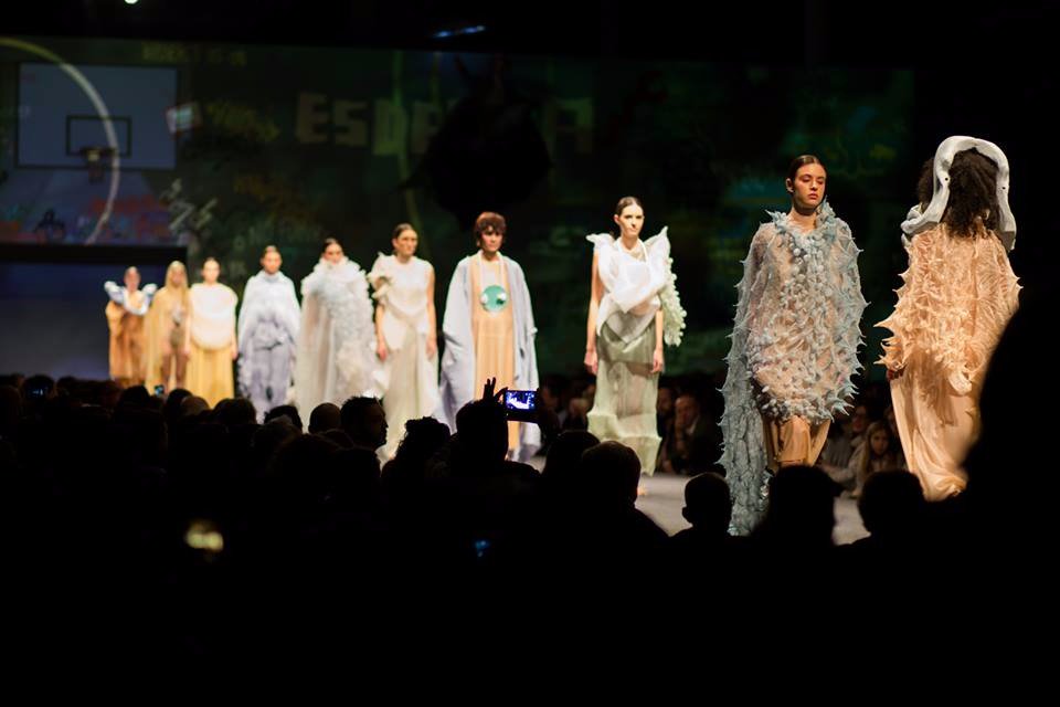 EscaparateUVigo's tweet photo. Aí van algunhas fotos do espectacular #debut2017 de @EsdemgaUvigo . Canto talento nun só escenario! #uvigo #moda https://t.co/X0YQNoajJo