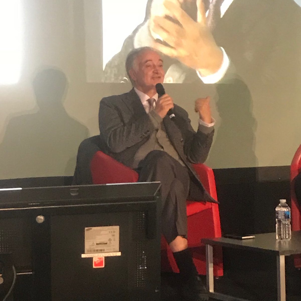 CedricRoussel06's tweet photo. . @jattali "Nous devons agir de façon positive, dans le sens des générations suivantes. Les jeunes générations ont besoin de sens, besoin de comprendre ce qu’est et ce que va devenir le monde !" #ENTREP17 https://t.co/VnQv9k0a4E
