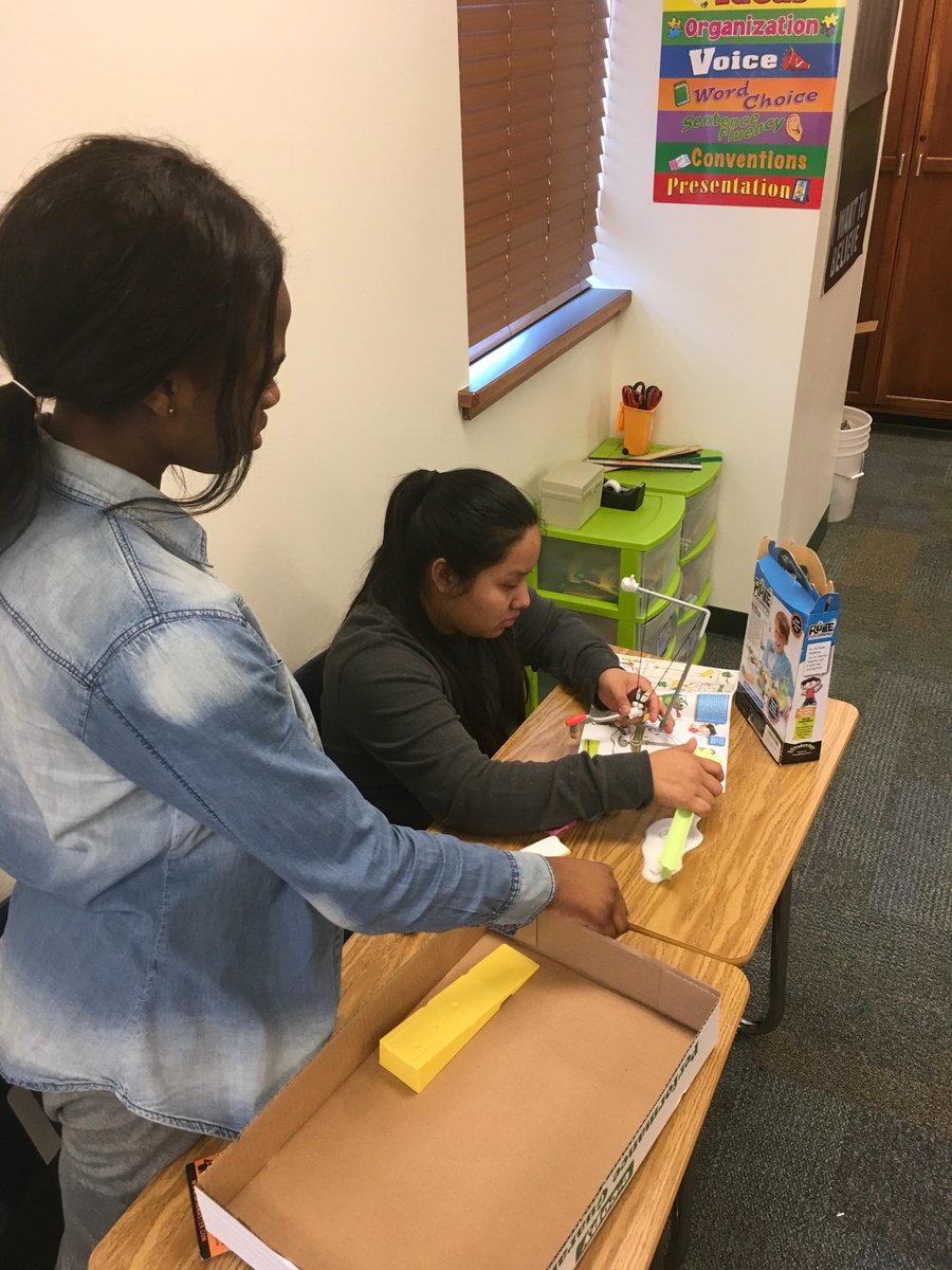 CoachKeairnes's tweet image. Working on building Rube Goldberg machines in focus today with @dacia92 #PBL #focusfun