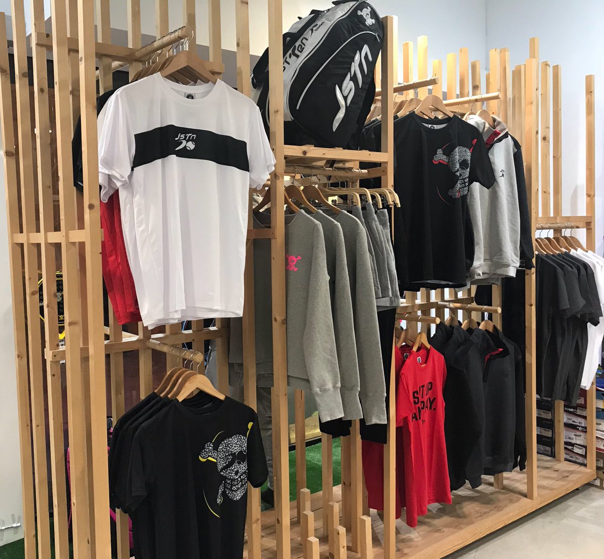 padel20's tweet photo. En Manresa invitados a la presentación de la nueva colección de textil de @Justtenpadel para 2018
Más de 30 referencia con una alta calidad de producto
#NewCollection #TextilJstn https://t.co/4dODToptRY