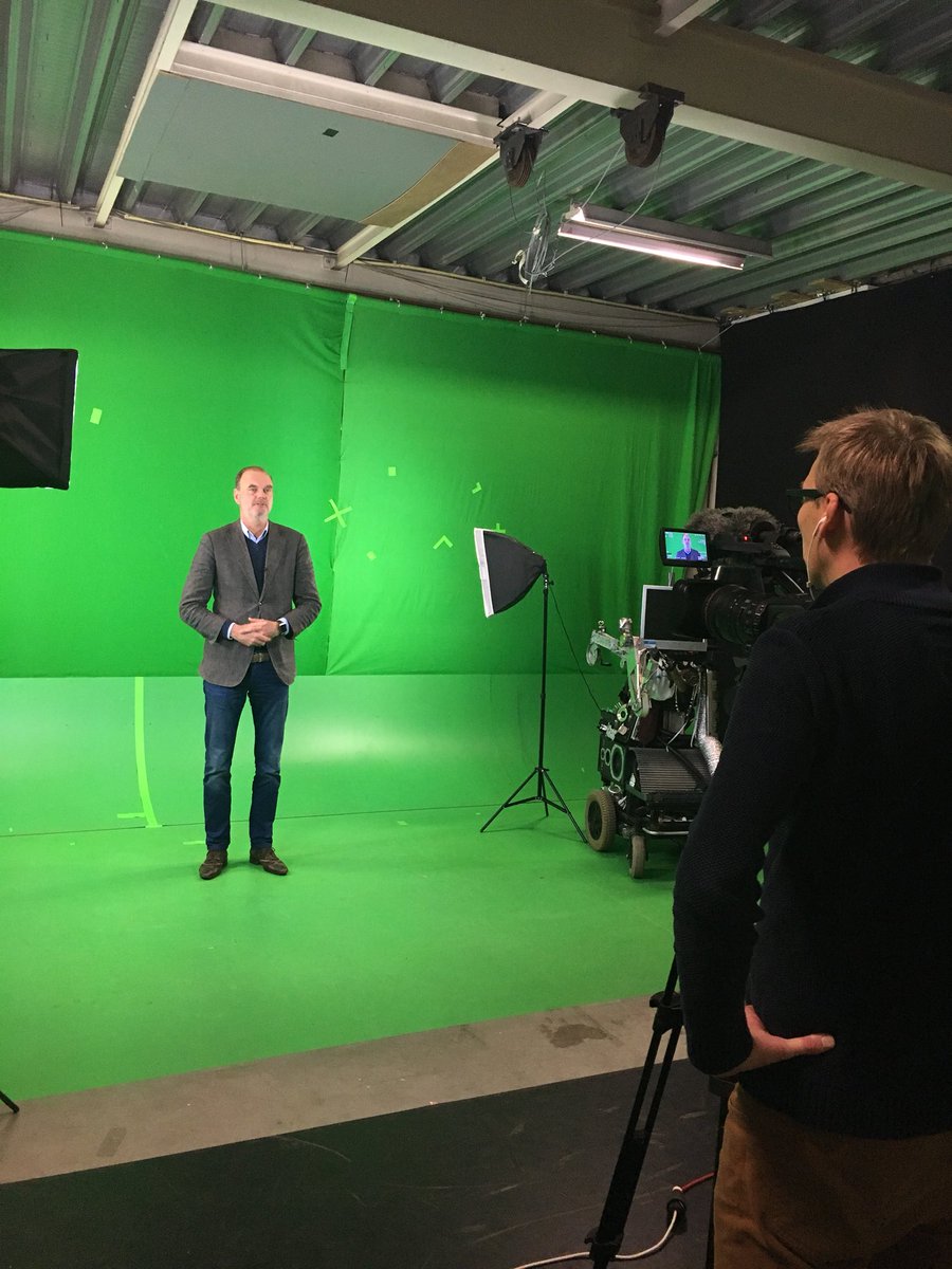 AlexvanOost's tweet photo. Vanavond start van Gangmakers on tour over Circulair Drenthe. Baanbrekend bouwen is het eerste thema. Met @MartinSmit en @rolfkoops van @BuildinGron. #wearenice #CirculaireEconomie #gangmakersontour https://t.co/MGSCbvXAdy