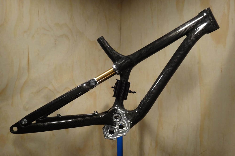 mbrmagazine's tweet photo. The Resistance Insolent uses top tube as body for rear shock - https://t.co/BQTpRNlm1l https://t.co/HW8r7mXyUP