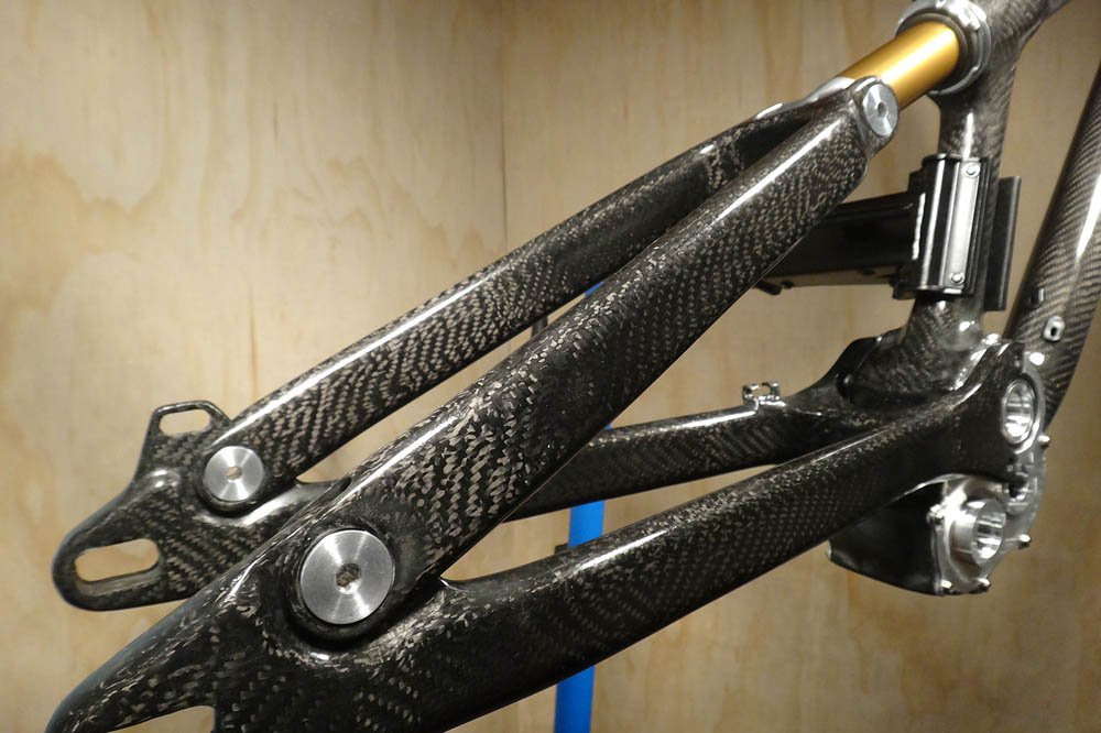 mbrmagazine's tweet photo. The Resistance Insolent uses top tube as body for rear shock - https://t.co/BQTpRNlm1l https://t.co/HW8r7mXyUP