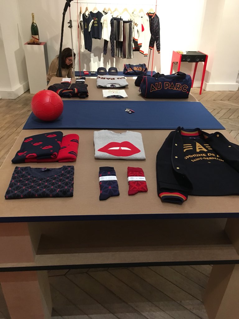HK75015's tweet photo. Pour les fans de @PSG_inside ... une ligne de vêtements se lance.
Écharpes, sacs, chaussettes,sweats.. tshirts casquette #parc #communedeparis #blune https://t.co/HaRrLeK6MT