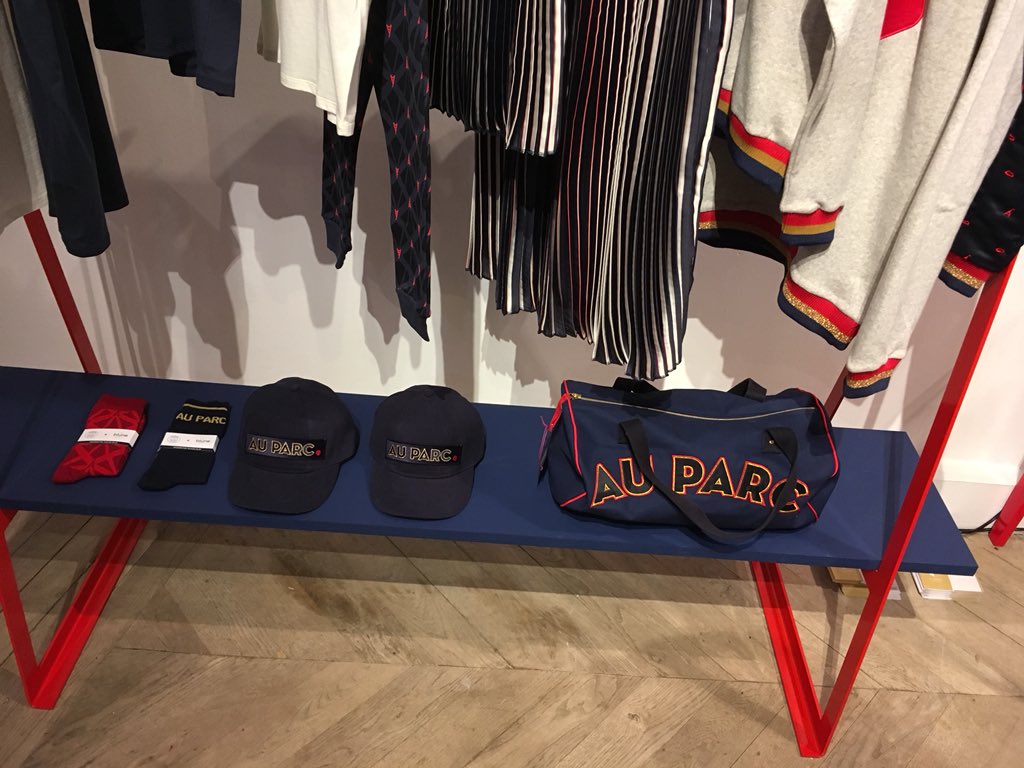 HK75015's tweet photo. Pour les fans de @PSG_inside ... une ligne de vêtements se lance.
Écharpes, sacs, chaussettes,sweats.. tshirts casquette #parc #communedeparis #blune https://t.co/HaRrLeK6MT