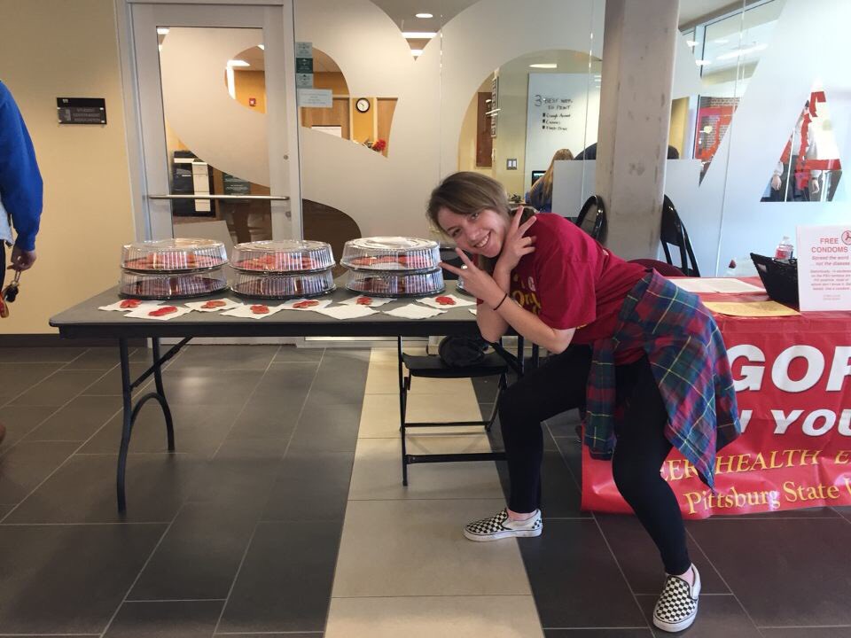 psupeerhealth's tweet photo. Come see us in the Crossroads until 2 today! We are talking about #hivaidsawarenessweek! #GIYM #gorillapeerhealtheducation https://t.co/2vYlIKSwPB