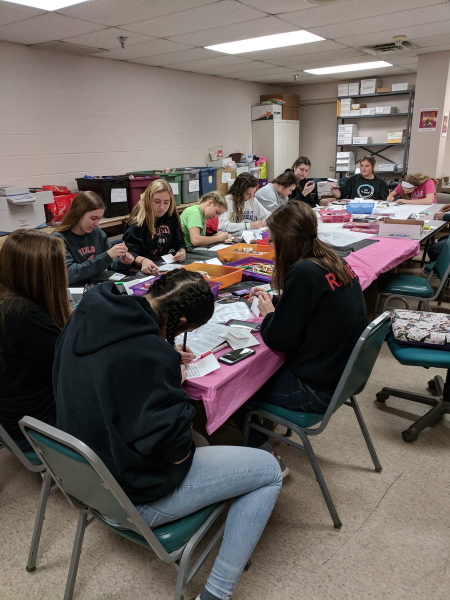 SanzoneFHS's tweet photo. @FIELD_HS STUCO volunteering at a shelter today! #fieldhsfalcons #ThankfulThursday https://t.co/55vD11nmsR
