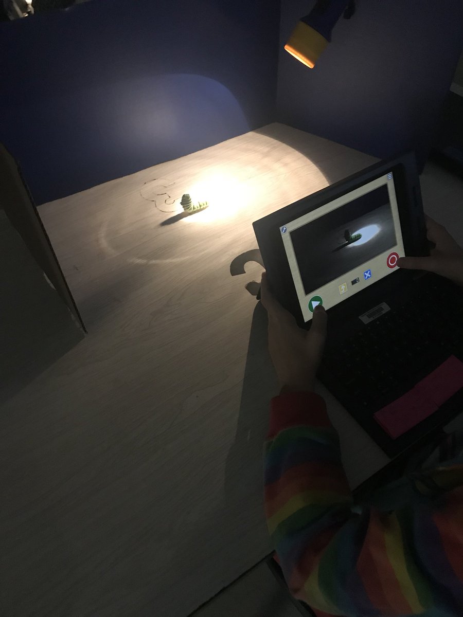 mskclarkcce's tweet photo. Look at these splendid scientists create shadows using the KomoKomo app in science lab for their 6 weeks projects! #midwaymagic #midwayscience #ccerocks #cceproud #cce2017 https://t.co/dDTzY2JKE3