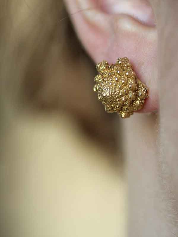 Edgy-but-classic solid #gold romanesco #earrings at this weekend's <a href="/DazeraJewels/">Dazera</a> fair in #London. Go here for more on romanesco: ow.ly/D2zn30gO8uN