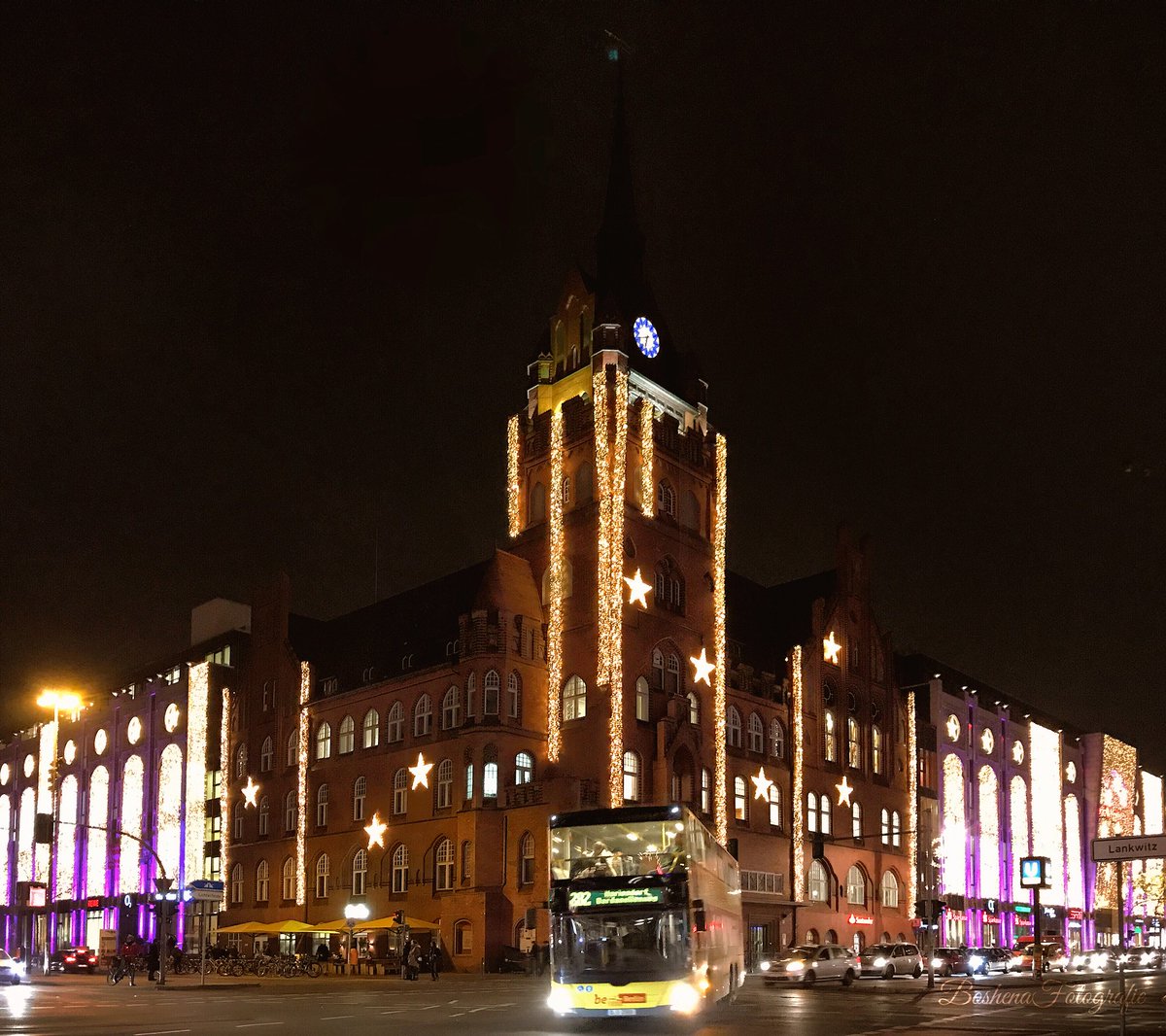 Das #RathausSteglitz in der Weihnachtsbekleidung🌟🌟🌟
#Berlin #Steglitz #DoYouKnowBerlin
<a href="/stadtleben/">Stadtleben</a> @TspZehlendorf