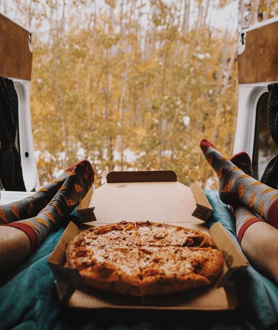 Tag the friend you’d like to share this view and pizza with 👭🍕 Photo by #WHIHeart #pizza #aspen •