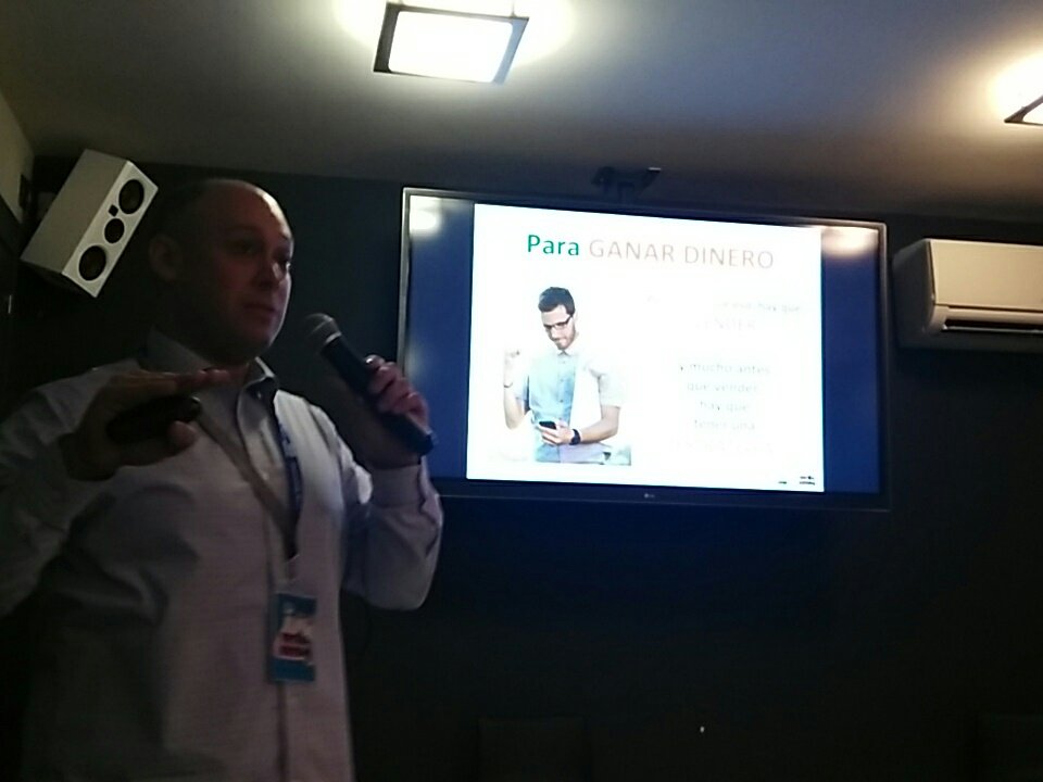 huhuzgz's tweet photo. ¿Para que estamos en internet? Para VENDER!! @AlbertoAlcocer  en #SocialKeting4 #SocialketingDay https://t.co/DtdgpAGHH3