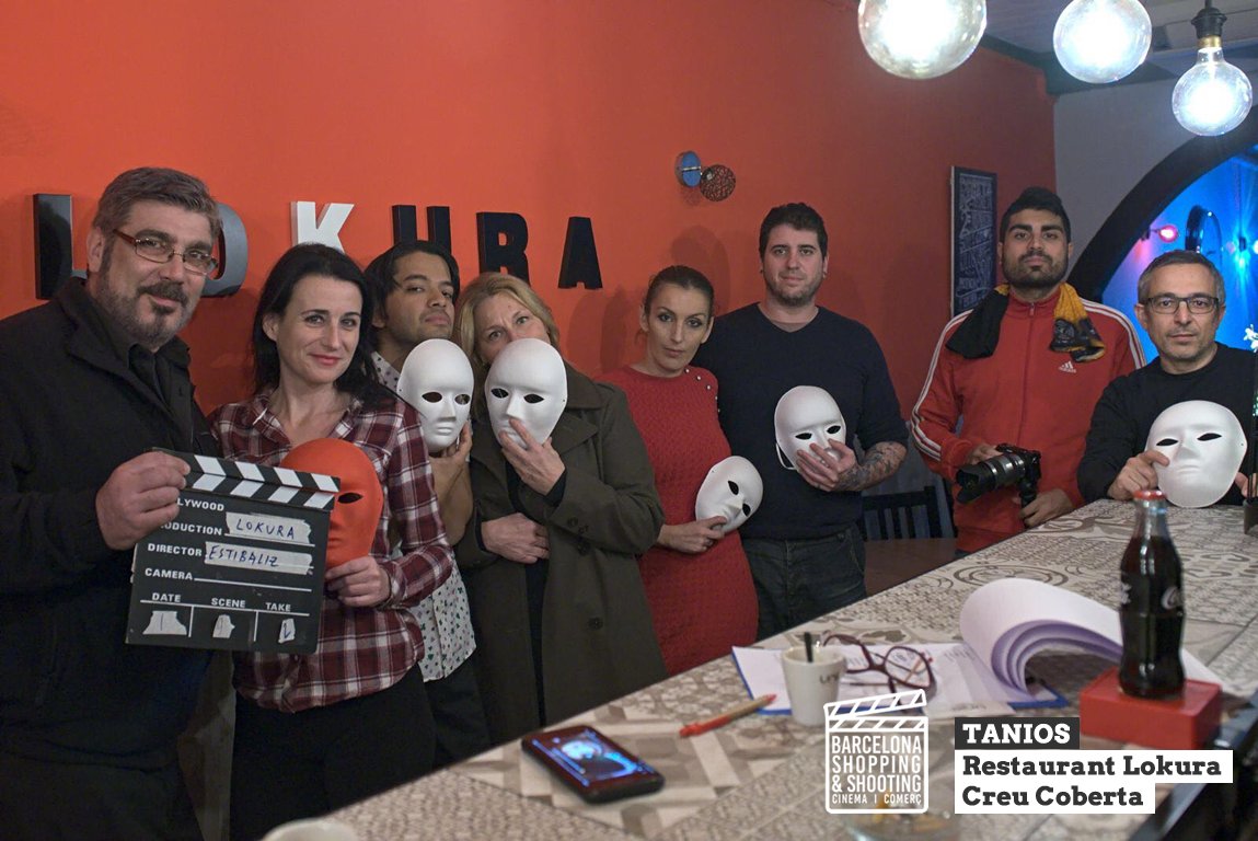 BcnShop_Shoot's tweet photo. L'equip Tanios, un grup que s'autonomena 'Tenaços Amics Innovadors Enginyosos Originals Sensibles', han rodat per l'eix comercial de Creu Coberta i al restaurant de tapes de fusió mediterània i asiàtica Lokura. La seva paraula clau és: Paciència. Molta sort! https://t.co/pV3WzN1VR1