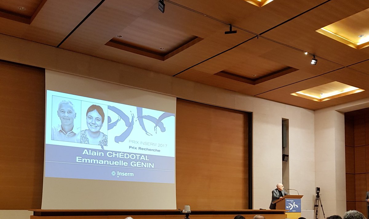 Remise des #prixInserm2017 pour E. Genin <a href="/Inserm/">Inserm</a> <a href="/UBO_UnivBrest/">UBO - Univ. Brest</a>  <a href="/EFS_Officiel/">EFS</a>  Félicitations! Une belle image du #Farwest ! #U1078