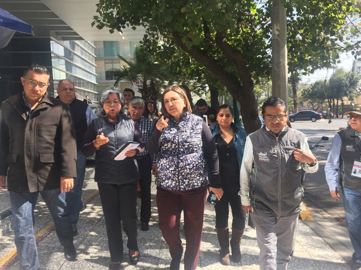 XochitlGalvez's tweet image. Realizamos recorrido con vecinos de la colonia Granada para detectar problemas de Infraestrucutura urbana, tanto en vías primarias como secundarias. Nos acompañaron autoridades del @GobCDMX