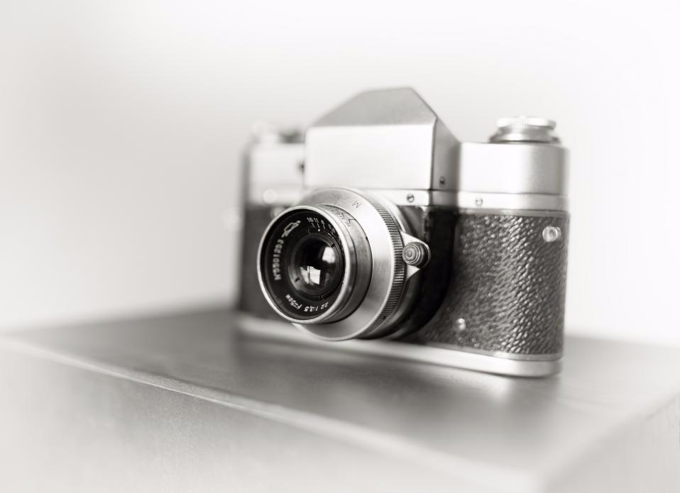 smashstackdev's tweet image. How #Twitter's #ColorizeBot easily transforms your black and white photos into colorful masterpieces?  qoo.ly/jmiew