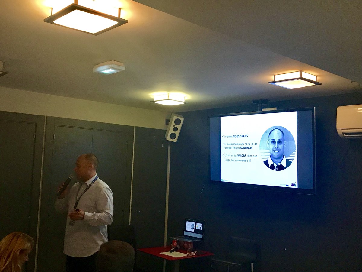 cinacio06's tweet photo. Terminando con @AlbertoAlcocer el #SocialKeting4 hablando de #InboundMarketing  #MarketingDigital https://t.co/w4EOAxPoT5