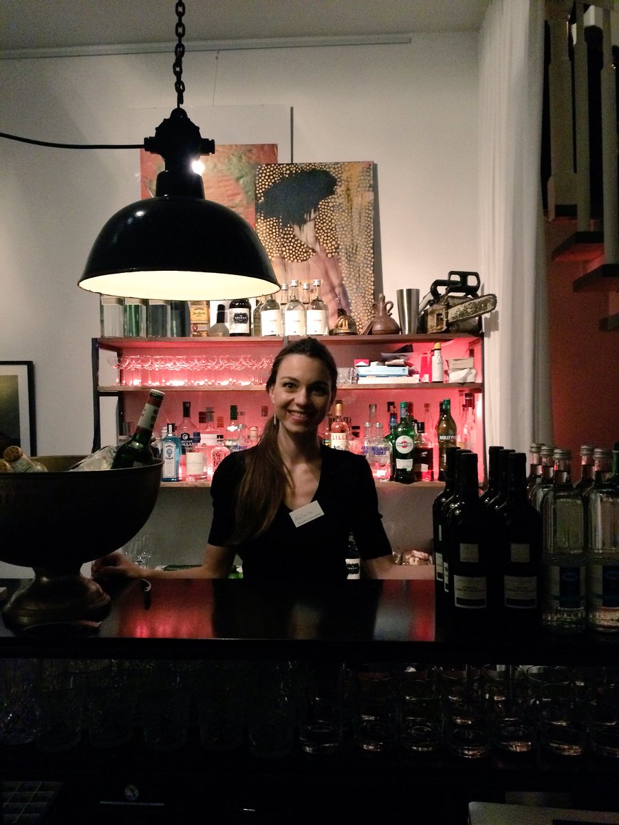 Holt euch noch einen Drink an der Bar! Gleich geht‘s los!
#maxunscripted #kanyaberlin #drinks #bar