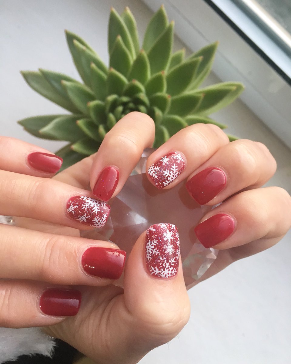 BeauBeauty28's tweet photo. It the most wonderful time of the year 🎄❤️❤️ #nailstagram #Christmas #snowflakes @MoYouNails @ScratchMagazine @NailproMagazine @salonsystem https://t.co/3NzZyqsdDk