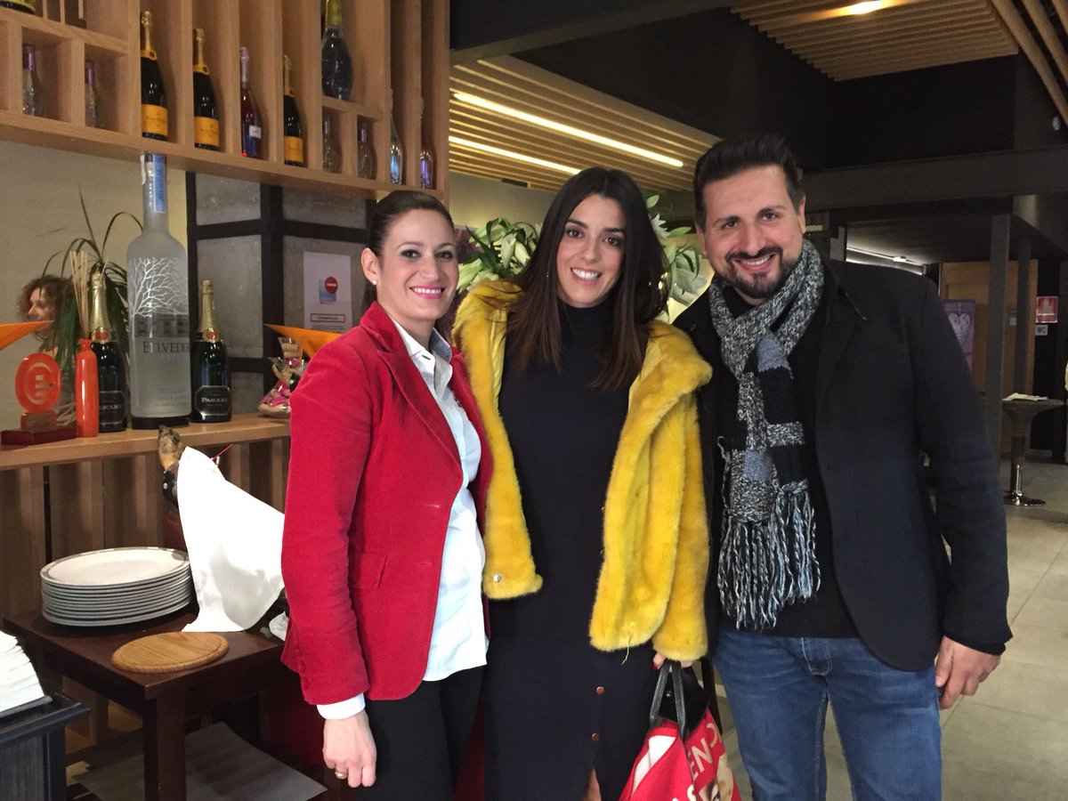 LaBarradelosXII's tweet photo. Nos ha encantado la visita hoy de @RuthLorenzo. Gran persona al igual que gran cantante https://t.co/u8bxtnMXIY