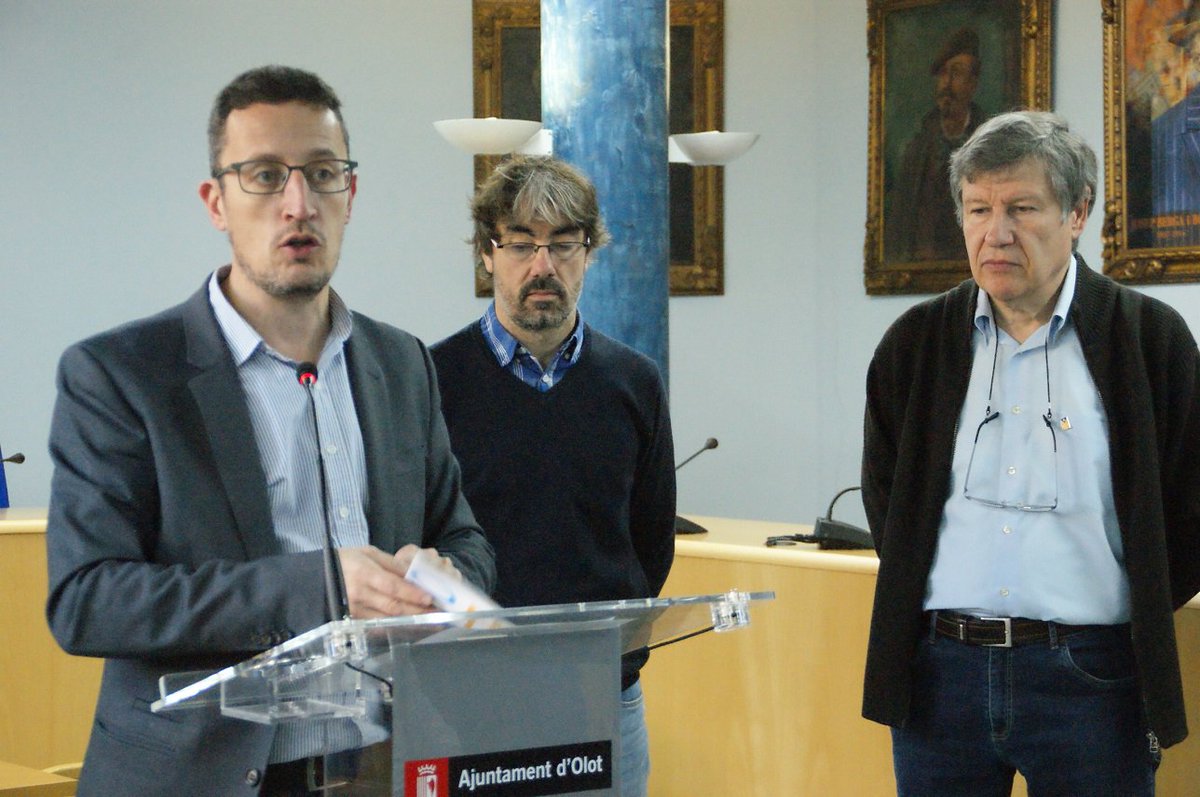 Les corals olotines faran ressonar els carrers del centre d'Olot de bona música durant el Festival #Veus17. D'aquí una setmana justa comença el festival amb concerts i formacions dels millors grups nacionals i internacionals ow.ly/RRpB30gVsb4