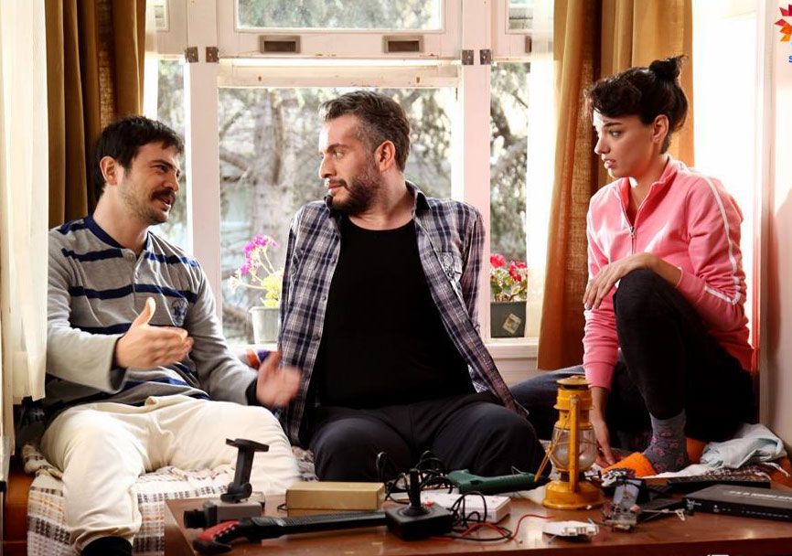 Kendimi kara kalemle çizilmiş bir gökkuşağına benzetirim.

Kardeş Payı (2014)