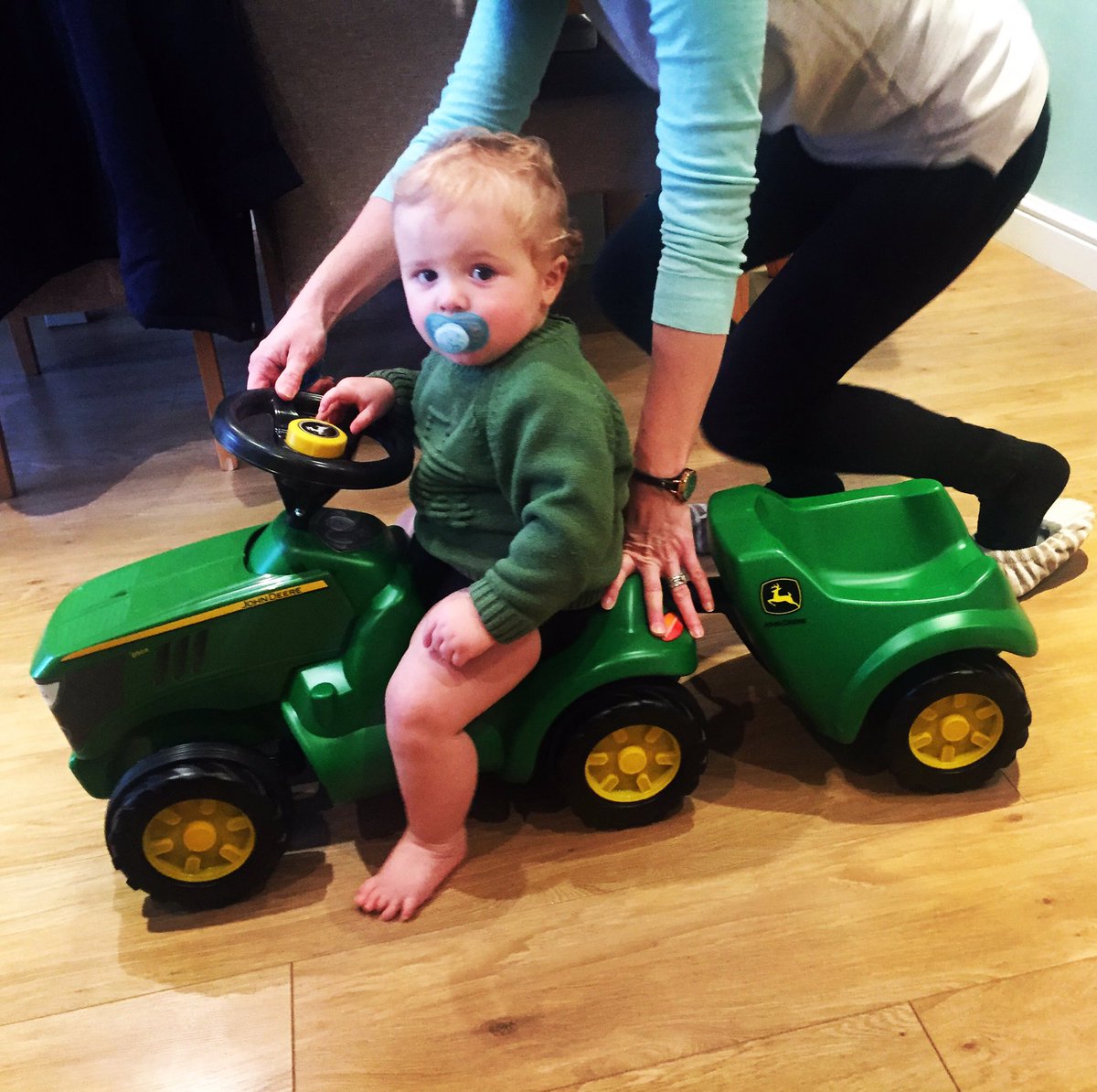 JAMES_STEVO85's tweet photo. Early 1st Birthday Present from Aunty Linds!! #JohnDeere #firsttractor #goingtobelikehisgrampy https://t.co/dpMTlqfW4t