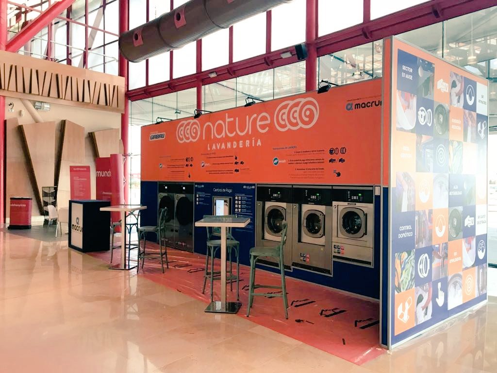 MACRUN_'s tweet photo. Nos encanta cómo ha quedado el stand de @NLavanderia para @FIFSUR. Mañana y el sábado en @Fycma #franquicias  #lavandería #Malaga https://t.co/d9kM8Vb0xm