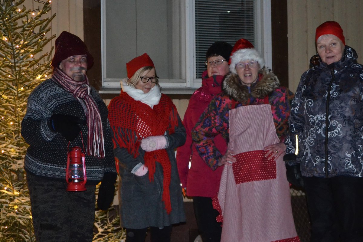 SannaPa1's tweet photo. Tällaisten tonttujen kanssa vierähti tämä ilta. @RMervi5 #perheetkoossa #joulutapahtuma #liperinpäiväkoti @LiperinKunta https://t.co/ulU7OnaESU