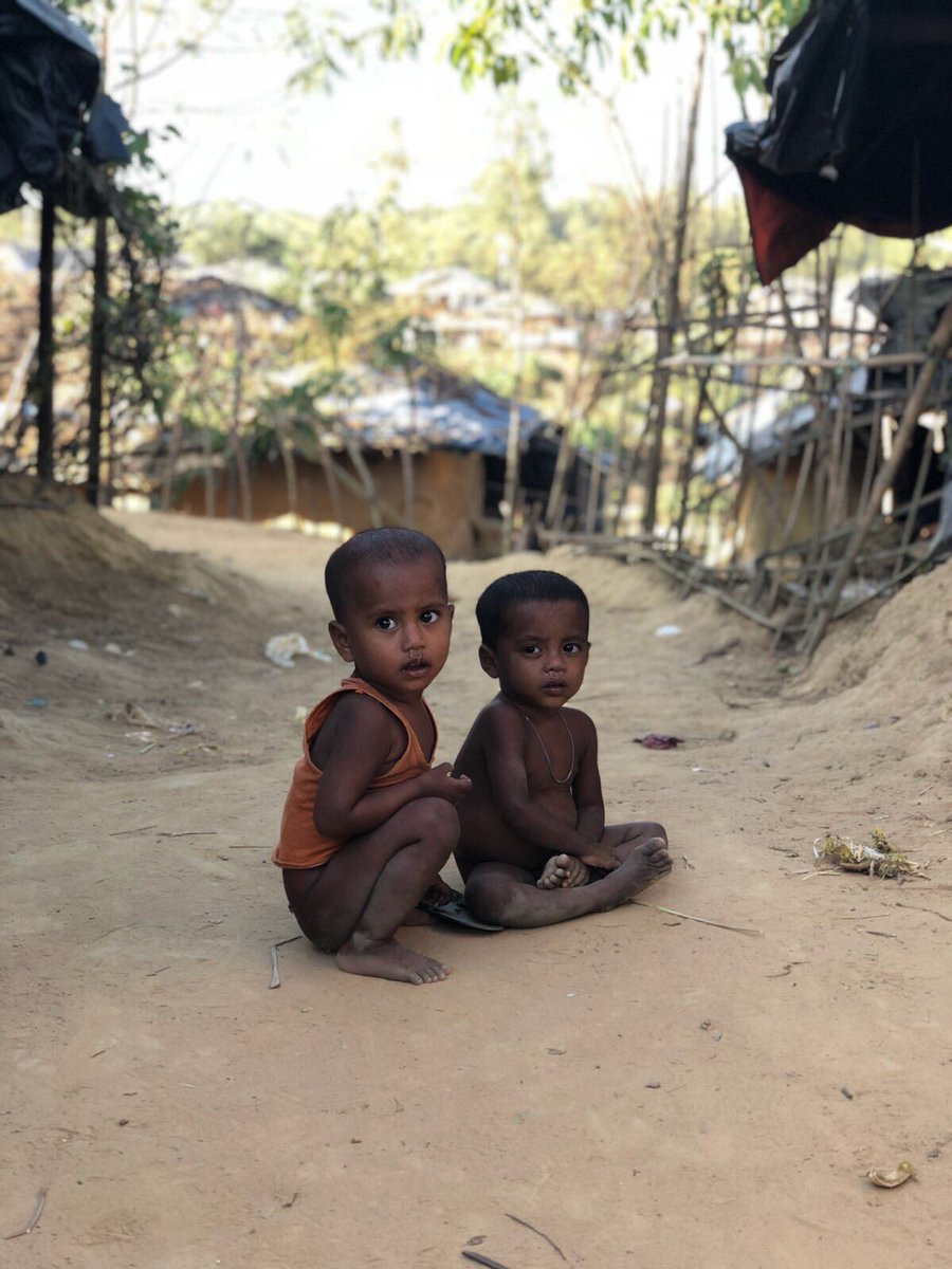 OmarSy's tweet photo. Comment rester insensible ???? 

40 000 orphelins au sein du camp Rohingyas... 

Aucun enfant ne devrait en 2017 vivre dans ces conditions. 

Donnons ici pour eux svp :
https://t.co/XuPuncOKH8

#LoveArmyForRohingya https://t.co/DVrzW1G6Rx