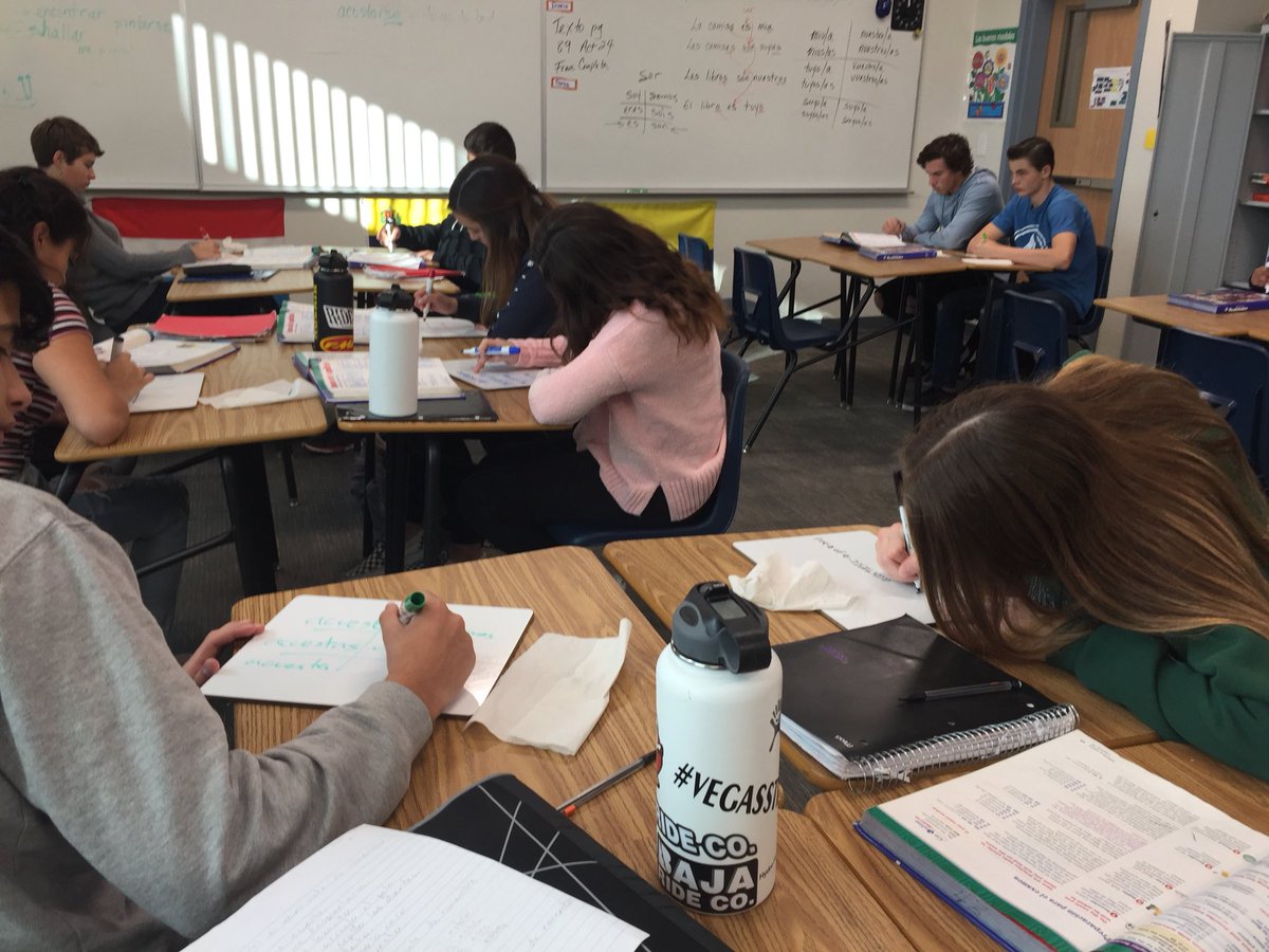 boulder_hs's tweet image. Spanish students utilizing small white boards learning about verbs.  #bchs41 #checkingforunderstanding
