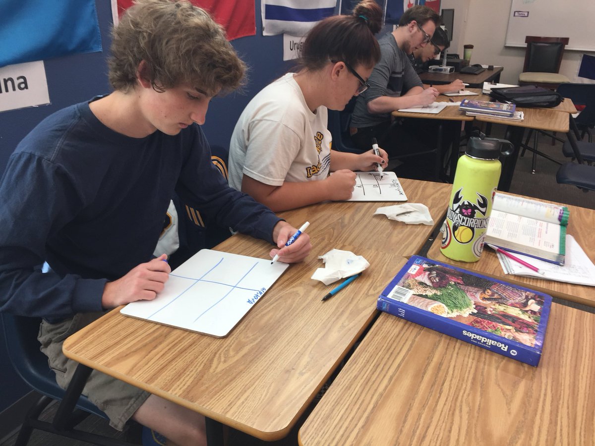 boulder_hs's tweet image. Spanish students utilizing small white boards learning about verbs.  #bchs41 #checkingforunderstanding