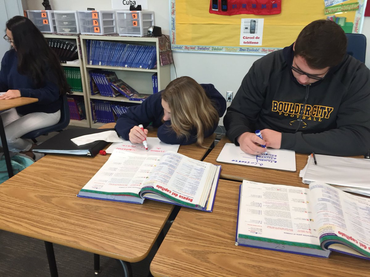 boulder_hs's tweet image. Spanish students utilizing small white boards learning about verbs.  #bchs41 #checkingforunderstanding