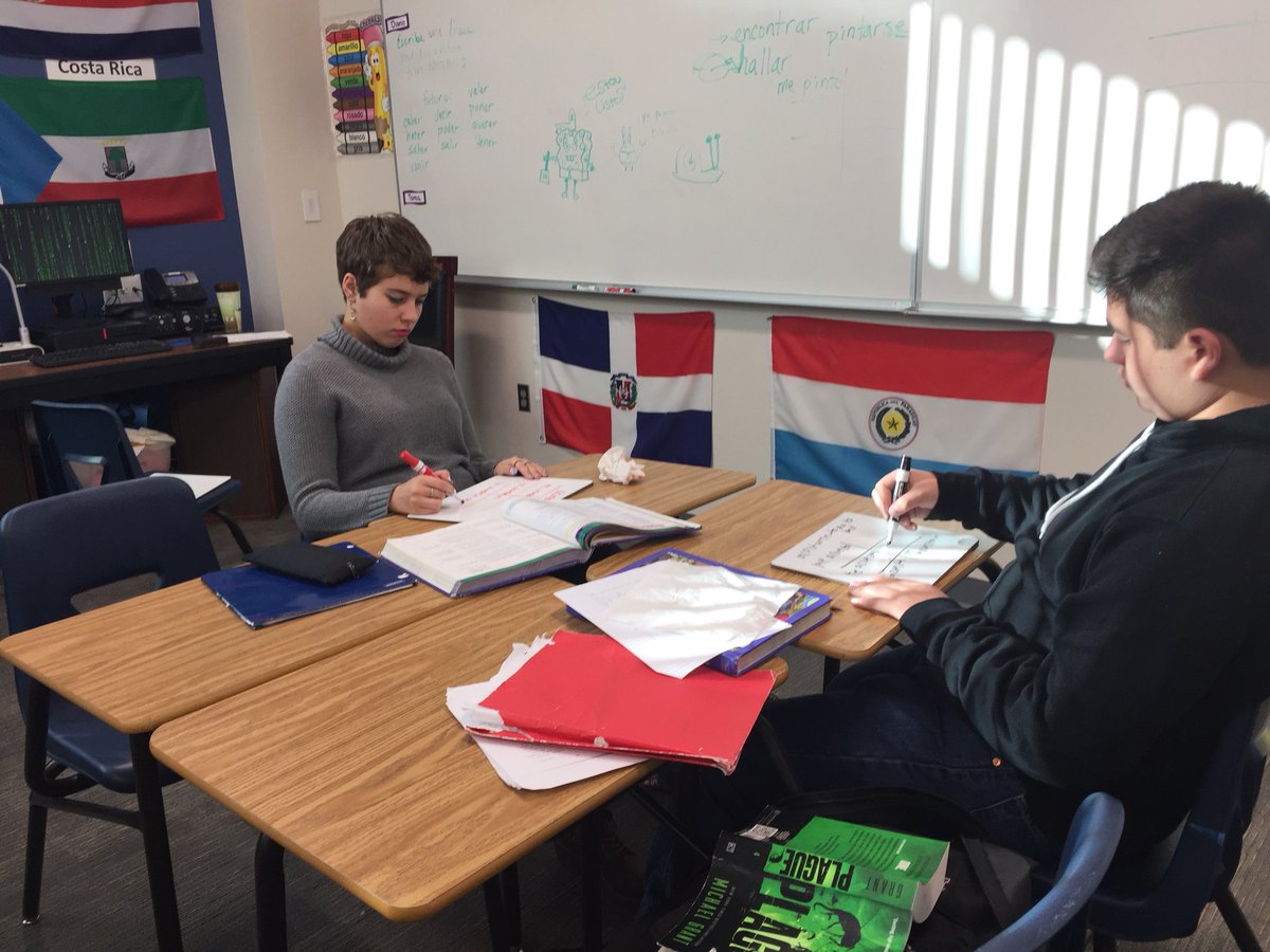 boulder_hs's tweet image. Spanish students utilizing small white boards learning about verbs.  #bchs41 #checkingforunderstanding