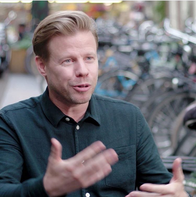 FerryCorsten's tweet photo. When you're trying to explain the difference between EDM and Trance. 😂 #jk #CaptionThis https://t.co/OI1vWeAgLl
