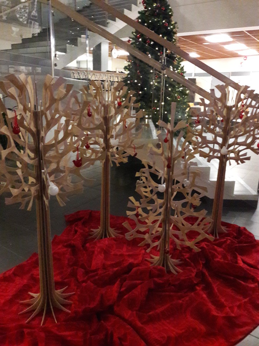 Suomalaista muotoilua. Suomi 100 Joulua Lovi-puilla <a href="/LoviFinland/">Lovi</a>,  Marimekon <a href="/marimekko_oy/">marimekko_oy</a> kankailla, Pentikin linnuilla Ylikylän yhtenäiskoululla. Lovi-puut vuoden 2008 YK:n 100-vuotislahjoja.🌲#Suomi100